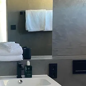 One Business Apartment